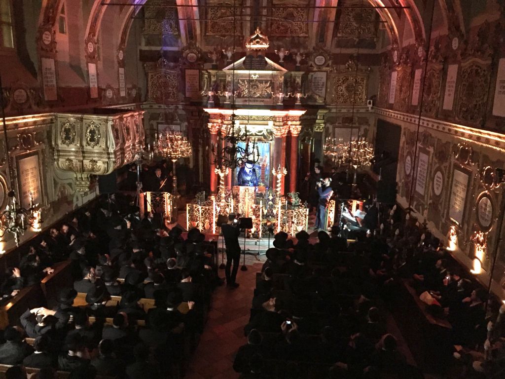 Duecento rabbini in Sinagoga